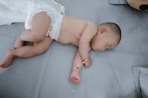 宁波宝宝胳膊上起红疙瘩
